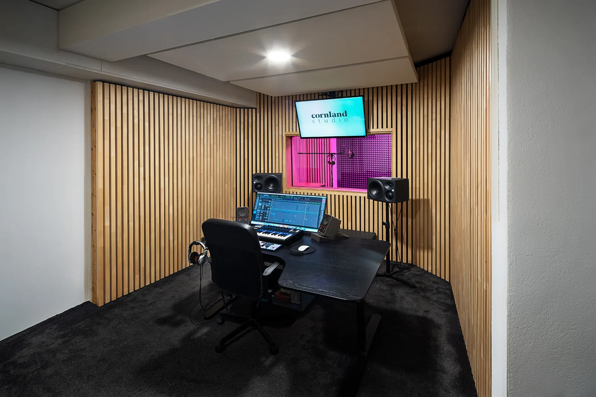 Cornland Studio - Vue d'ensemble d'une cabine d'enregistrement son