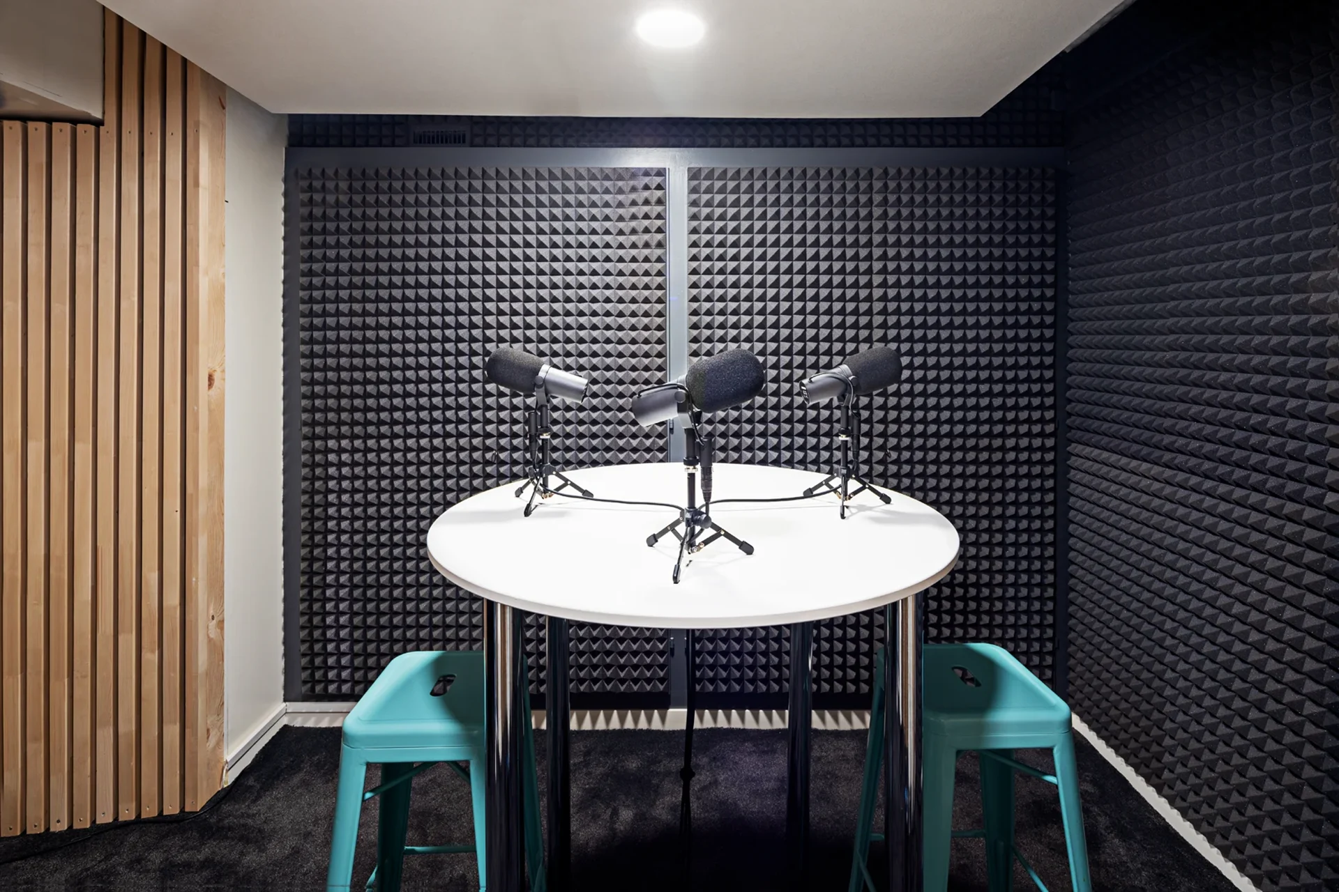 Cornland Studio - Vue d'ensemble d'une table de podcast dans un studio d'enregistrement