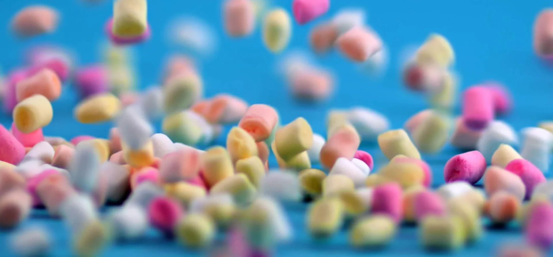 Cornland Studio - Des mini-marshmallow tombent sur un fond bleu