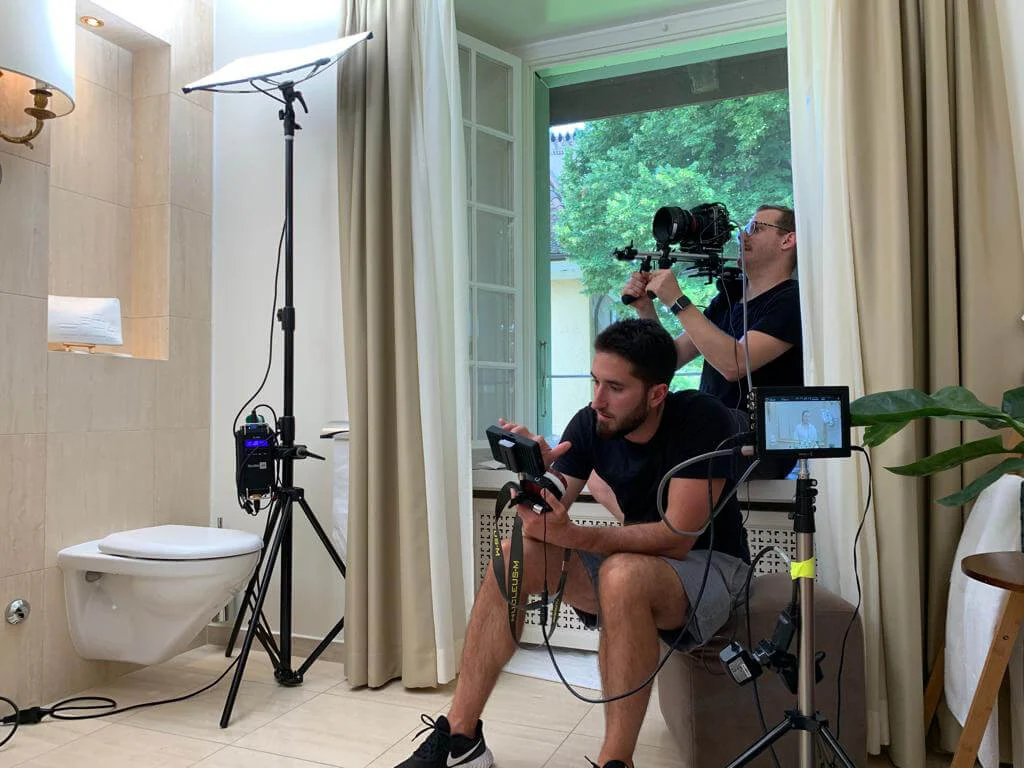 Cornland Studio - Un réalisateur et un technicien vidéo travaillent sur une publicité vidéo pour la marque Nescens