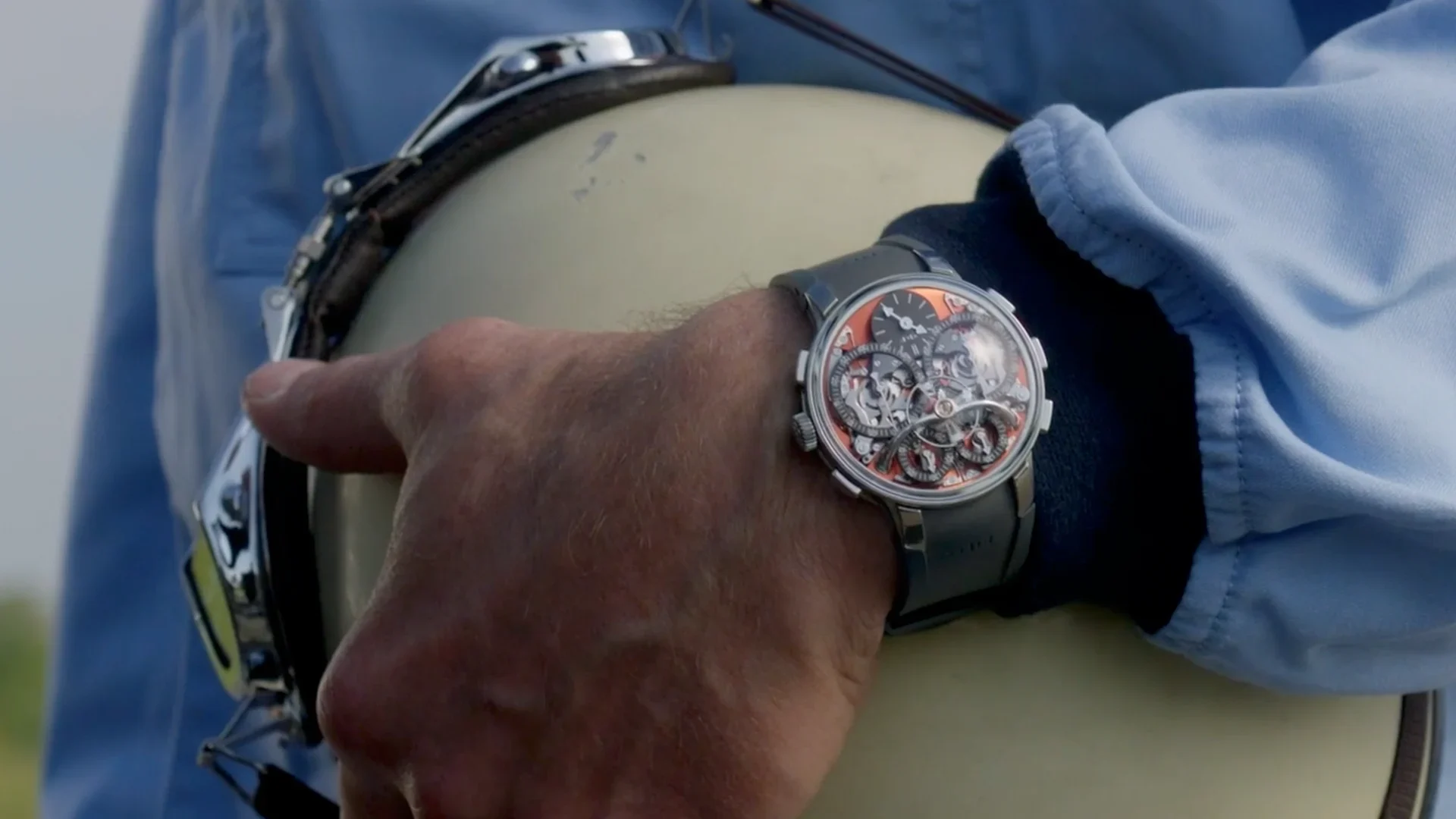 Cornland Studio - Gros plan sur le poignet d'un pilote qui porte une montre MB&F