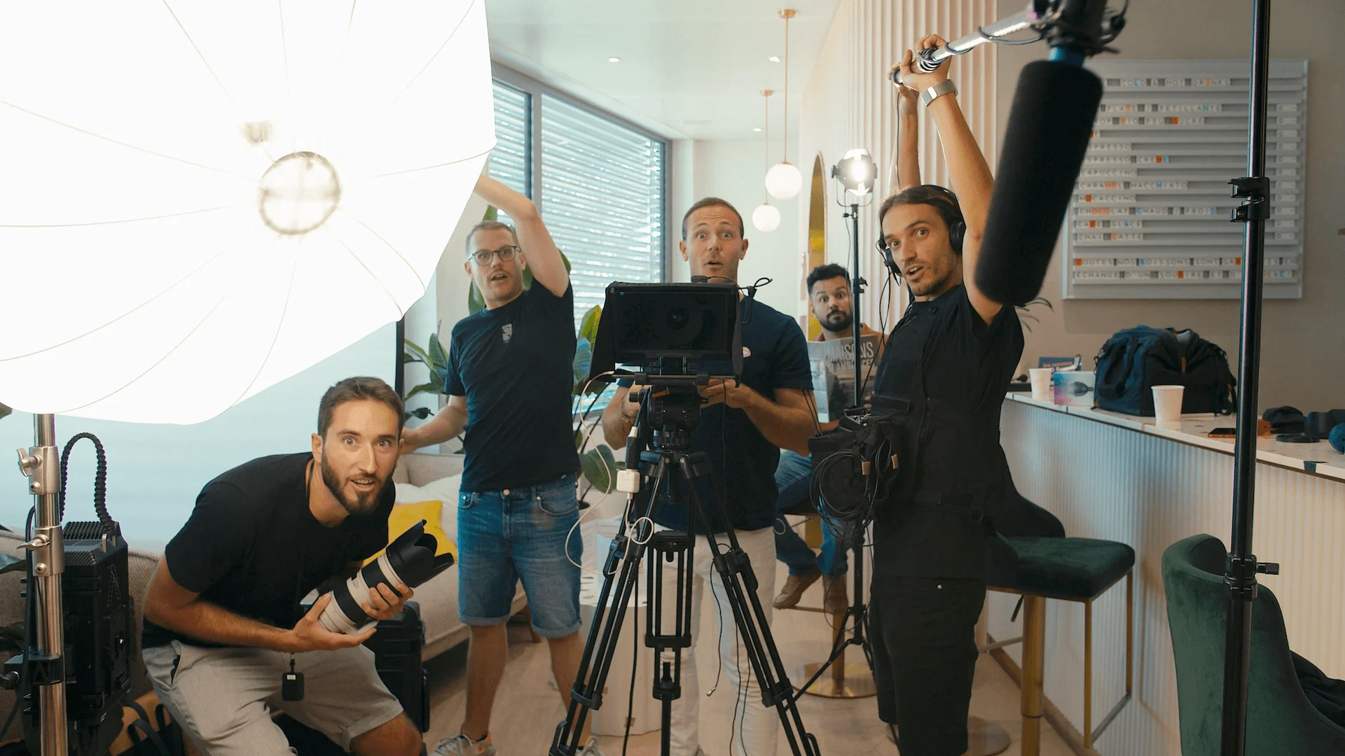 Cornland Studio - Une équipe de tournage étonnée regarde à travers l'objectif de la caméra
