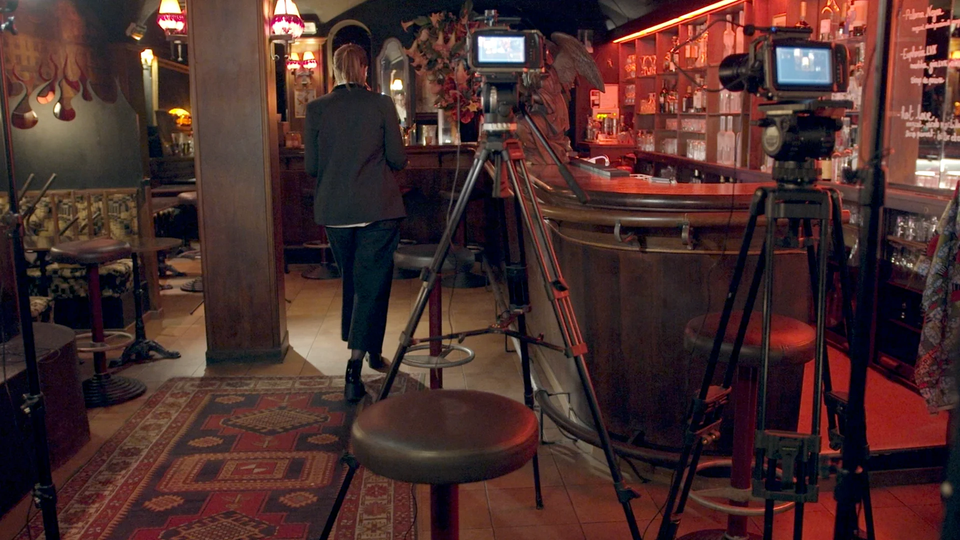 Cornland Studio - backstage d'un set d'interview video dans un bar chalereux
