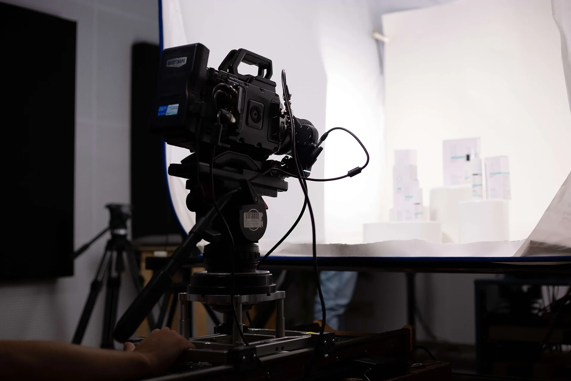 Cornland Studio - Une caméra en premier plan film des produits dans une boite à lumière