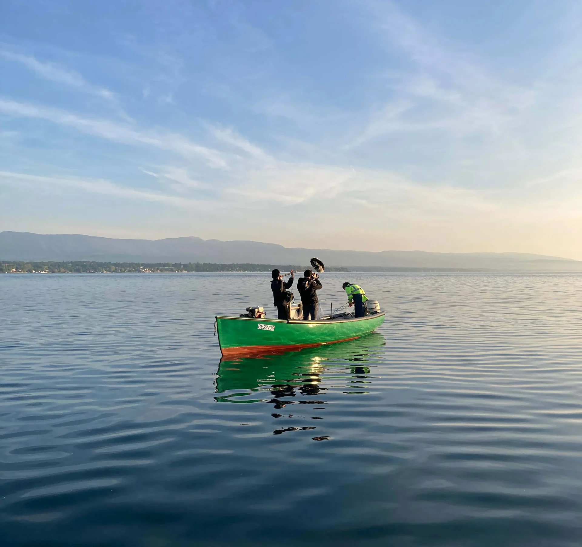 Cornland Studio - Un ingénieur du son et un caméraman filment un pécheur sur un bateau au milieu du lac de Genève