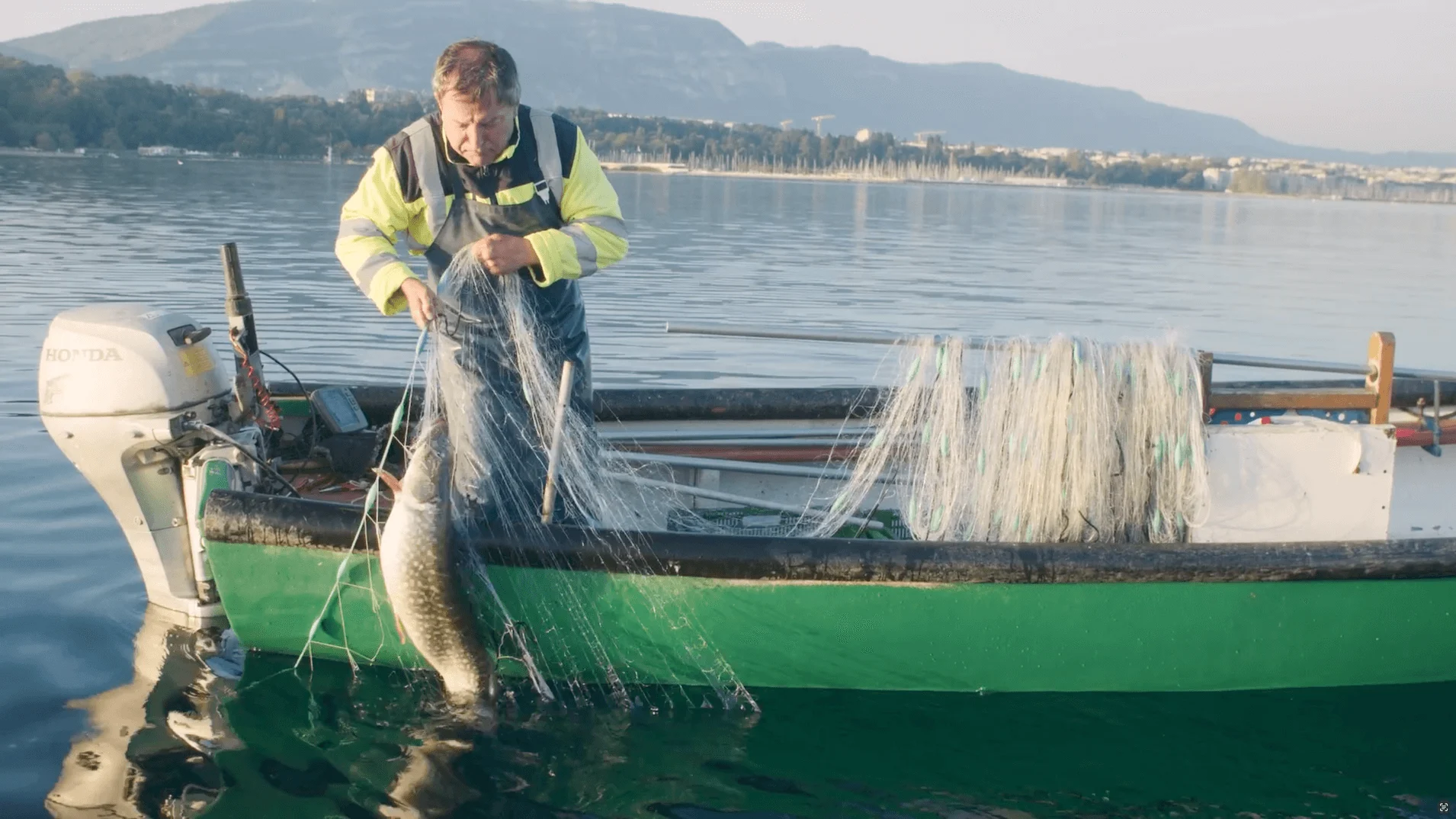 Cornland Studio - Un pêcheur remonte ses filet sur le lac, il a attrapé un gros poisson