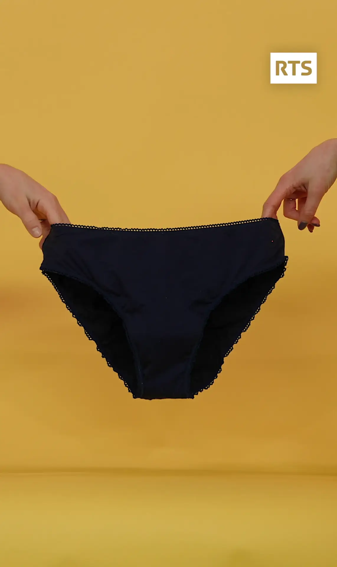 Cornland Studio - Une culotte menstruelle noire sur fond jaune