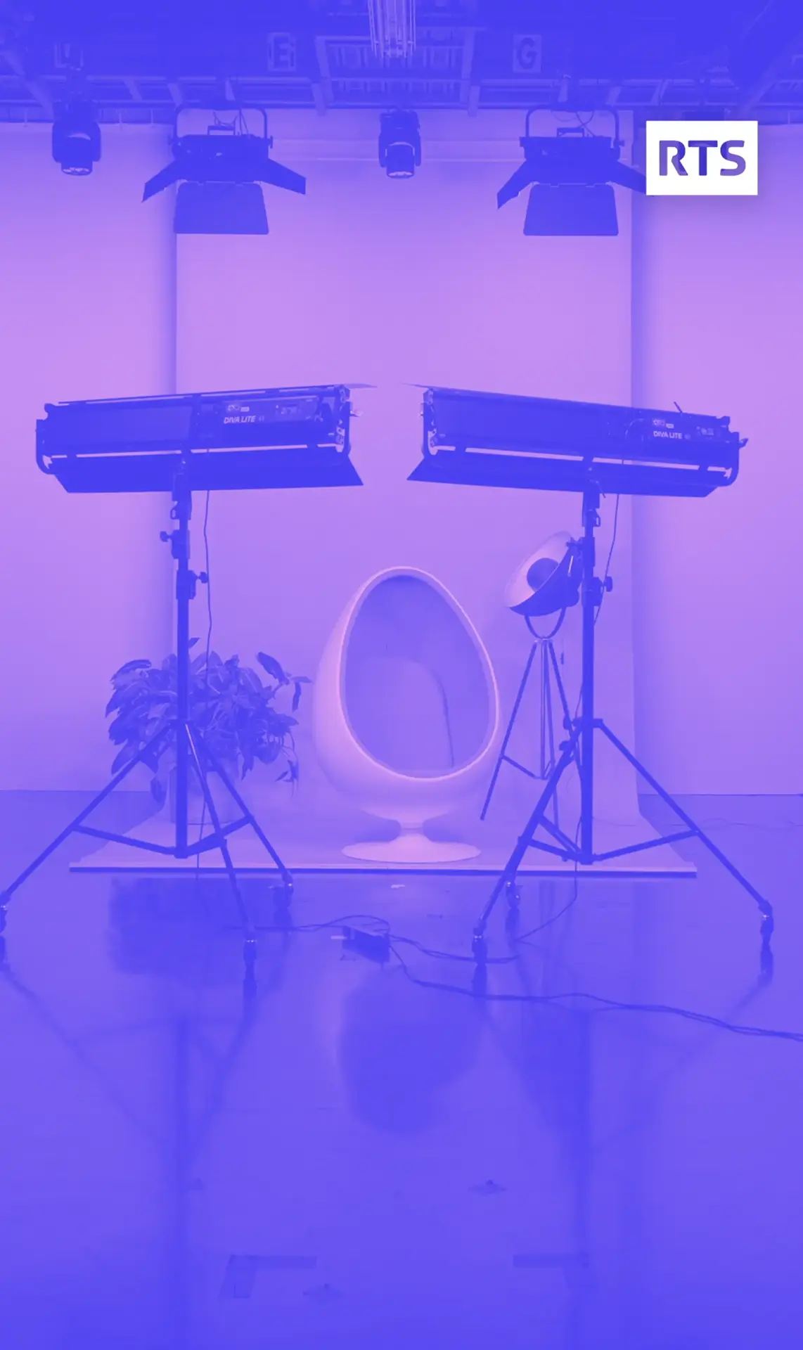 Cornland Studio - vue d'ensemble d'un set vidéo avec un filtre violet